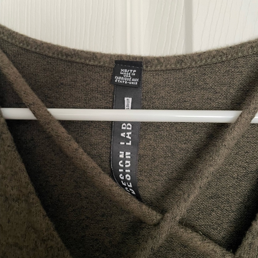 Design Lab Lord & Taylor Green V-Neck Long sleeve Top - Picture 3 of 6